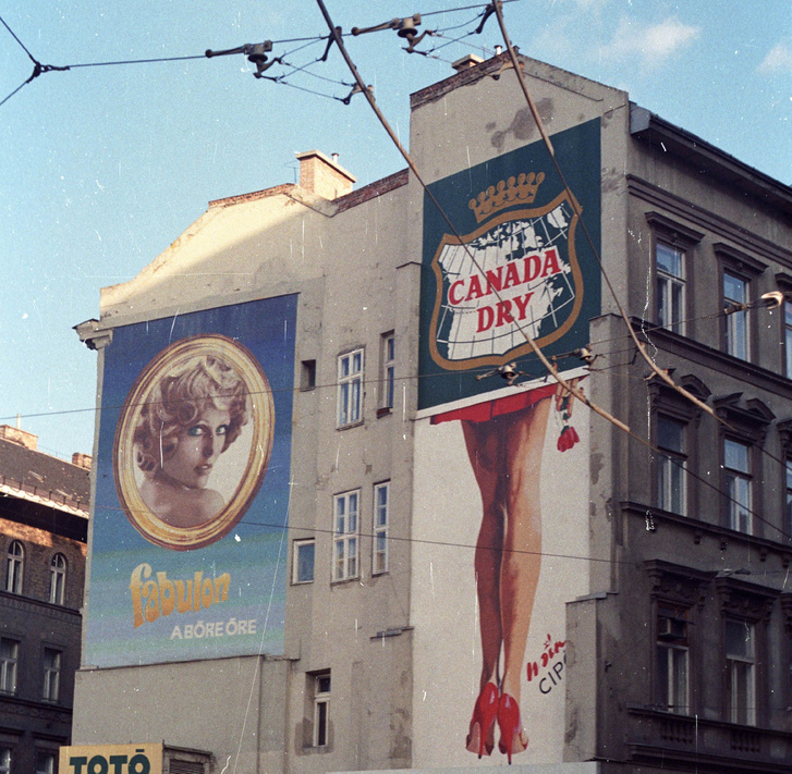Kálvin tér, tűzfal az Üllői út és Baross utca között. Fabulon-mozaikkép és Mino cipő reklám, 1985