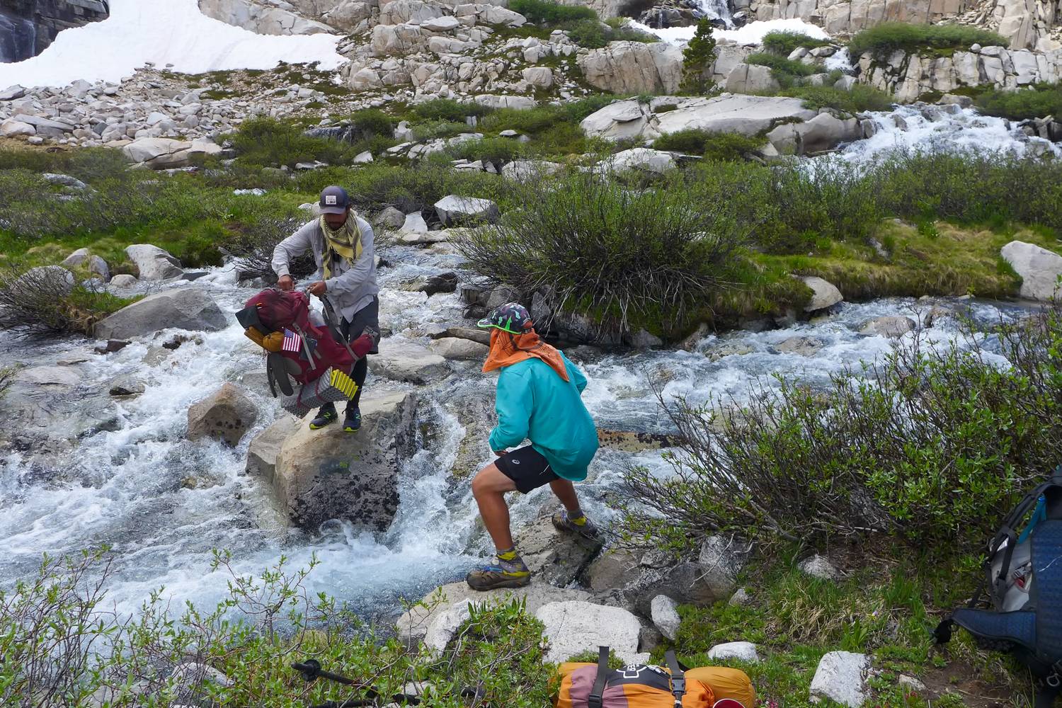 A Pacific Crest Trail (PCT) az egyik leghíresebb amerikai útvonal, amely amely szorosan simul a Cascade és Sierra Nevada hegyvonulatokhoz. A túra- és lovasútvonal 4270 kilométer hosszú, 25 erdőségen és 7 nemzeti parkon halad keresztül, magába foglalva a legszebb természeti kincseket. Az útvonal elkerüli a civilizációt, és festői, érintetlen hegyvidéki terepen halad, kevés úttal.