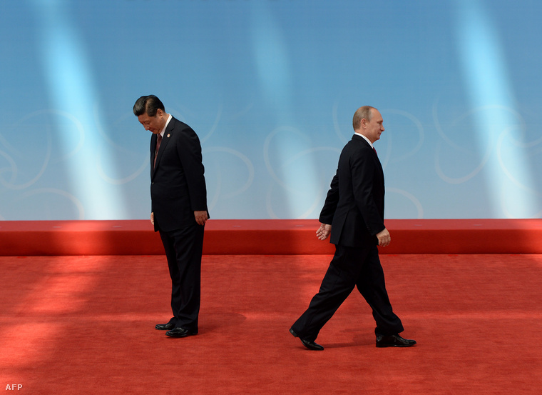 Putyin távozik a kézfogó után