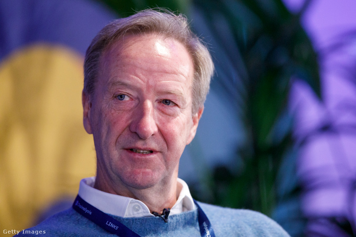 Alex Younger MI6 volt vezetője beszél a Chainalysis Links konferencián Londonban 2022. február 24-én