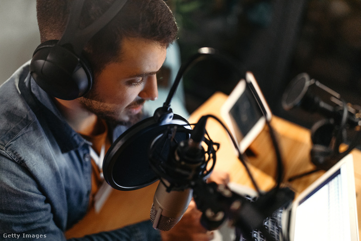 A podcastre elmélyülten figyelnek a hallgatók