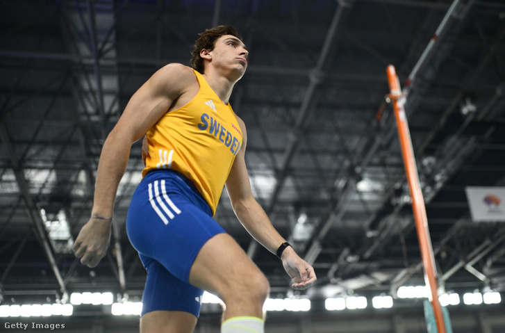 Armand Duplantis férfi rúdugró a Nanjingban megrendezett fedett pályás atlétikai világbajnokság második napján, 2025. március 22-én