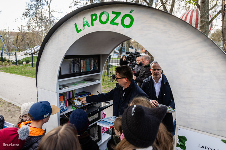 Lapozó a Városligetben