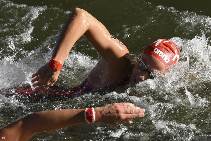 Fábián Bettina a női 10 kilométeres nyílt vízi úszás versenyében a 2024-es párizsi nyári olimpián 2024. augusztus 8-án