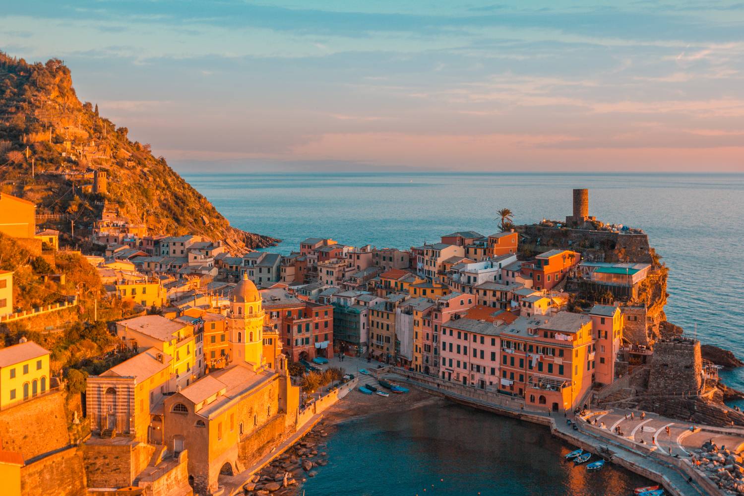 Vernazza a múltban is forgalmas volt, az egyetlen természetes kikötőt tudhatta magának, így a kereskedők mind ide futottak be. Az utcákon lodzsák és díszes kapualjak sorakoznak, a főutca pedig a tengerparti főtérben szélesedik ki. Itt egy homokos strand terül el.