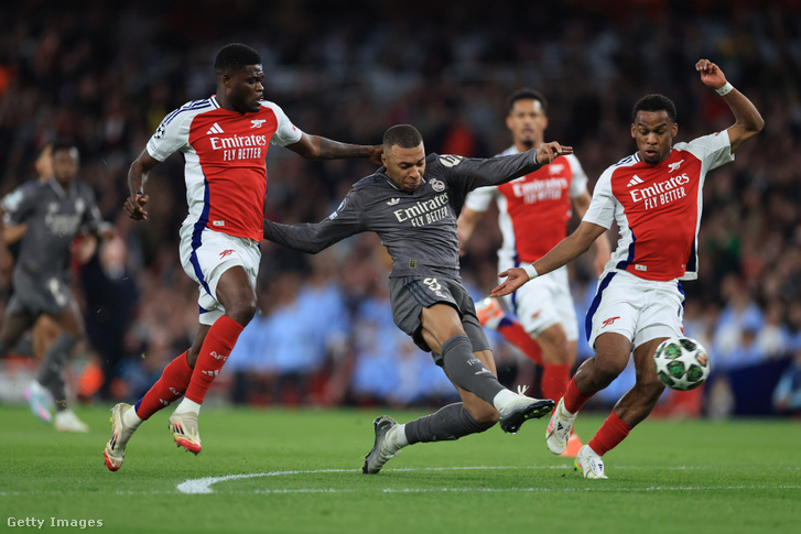 Kylian Mbappé lő kapura két védő szorításában
