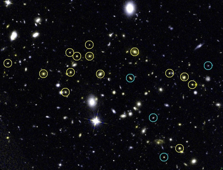A Hubble-űrtávcső felvétele a JKCS 041 jelű, újonnan azonosított, 9,9 milliárd fényév távolságban lévő galaxishalmazról. A halmaz tagjait körök jelölik. A sárga azt jelenti, hogy az adott galaxisban már leállt a csillagkeletkezés, a kék kör pedig azt a néhányat jelzi, melyekben ez még nem következett be.