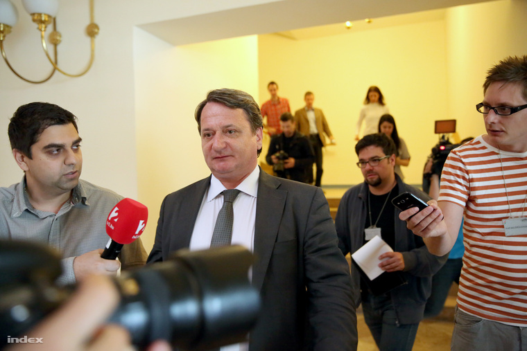 Kovács Béla a képviselői irodaházban tartott sajtótájékoztató hátterében