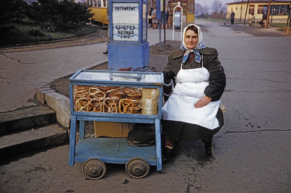 Perecárus asszony és kiskocsija a Margit híd budai hídfőjénél (1960)