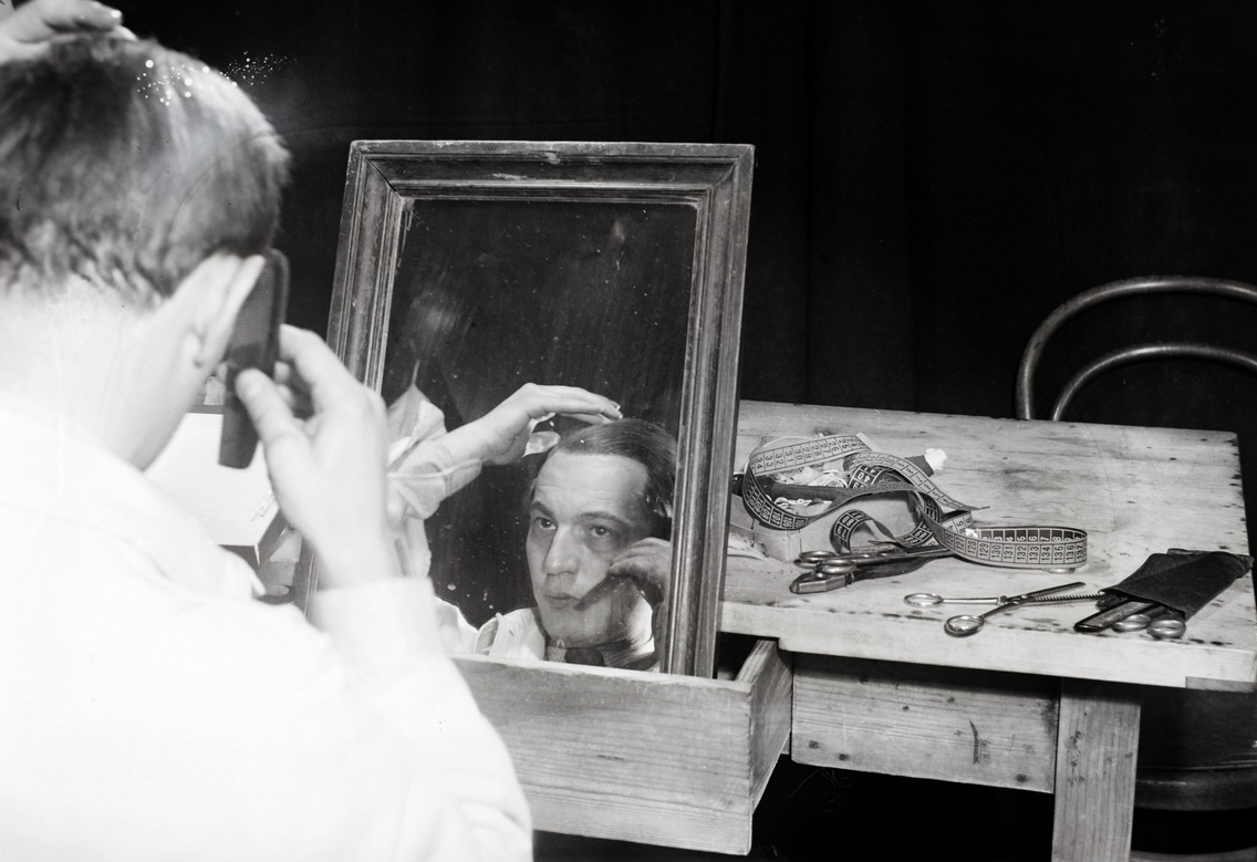 Folyik a munka egy parókakészítő műhelyben (1936)