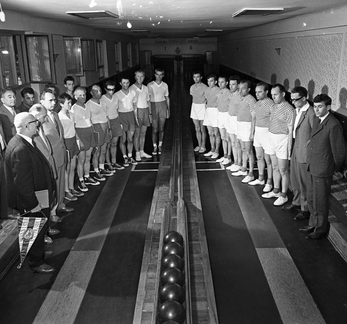 Az Újpesti Dózsa játékosai a tekepályán (1966)