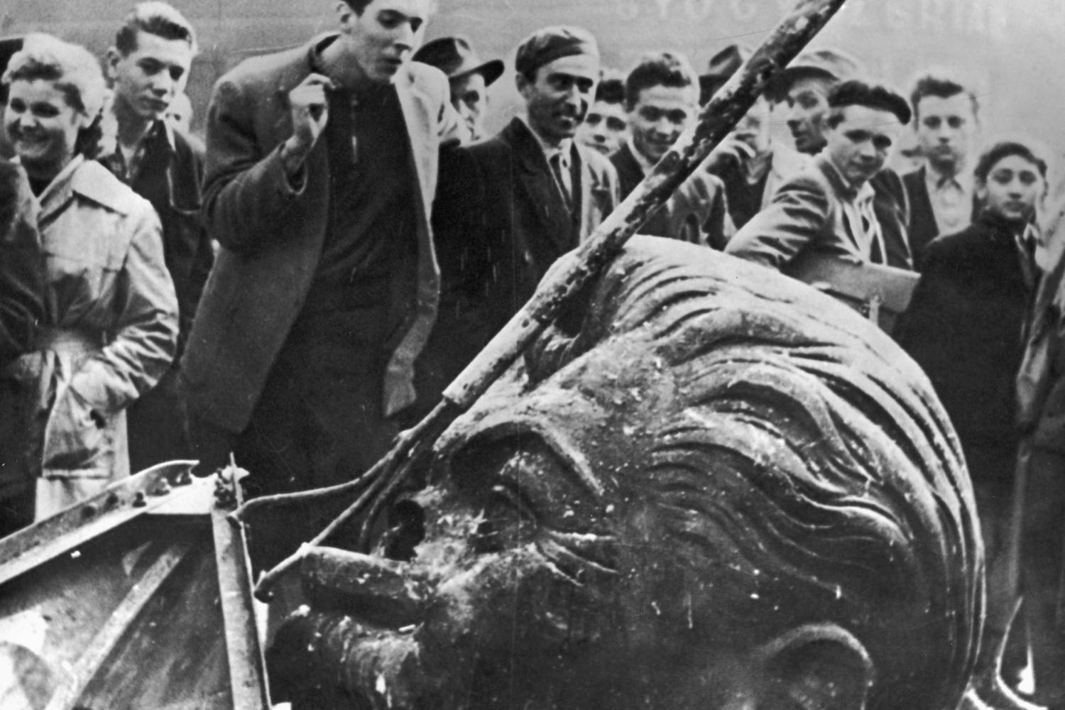 A Sztálin-szobor ledöntése az 1956-os forradalomkor.
