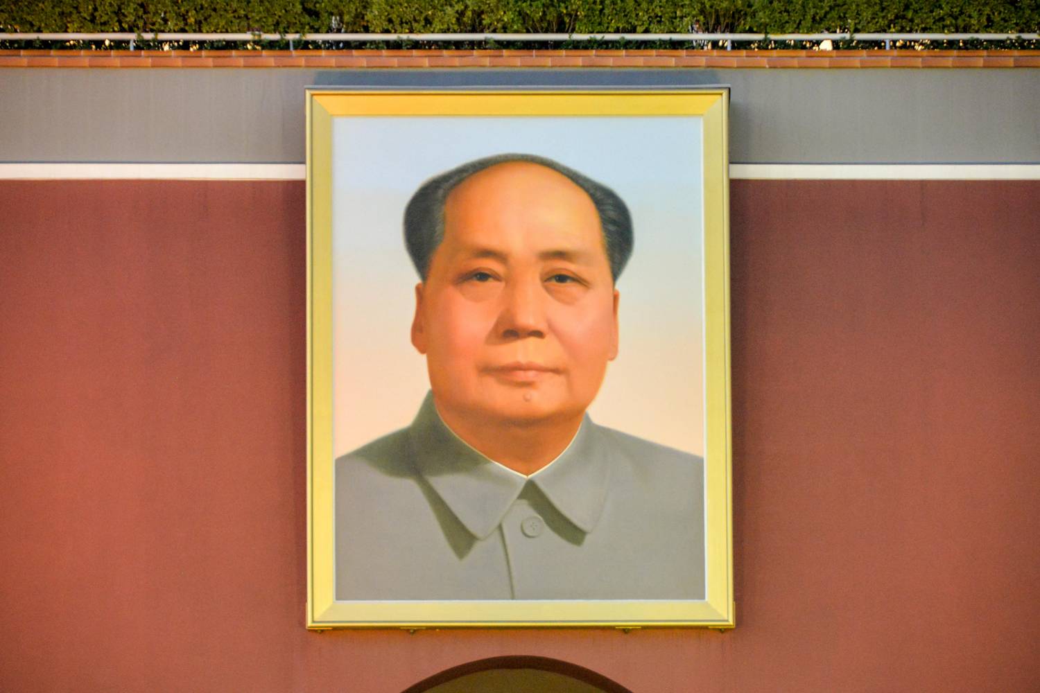 A Tienanmen téri vérengzés helyszínén, 2020-ban látható Mao-portré. Az 1989-es diáktüntetés áldozatainak száma máig sem tudható pontosan.