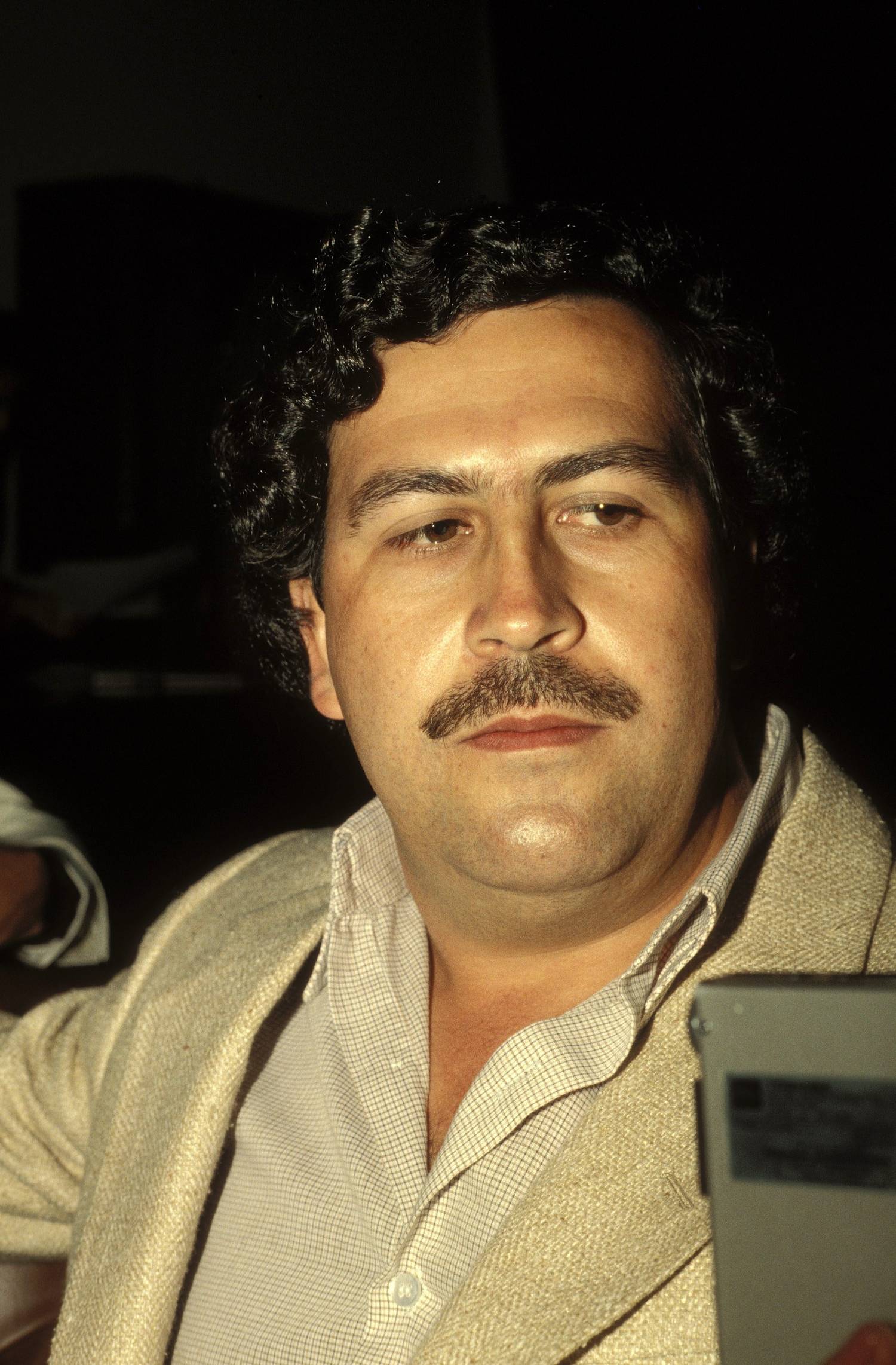 Pablo Escobar volt a kolumbiai a Medellín kartell vezetője, 1989-ben a Forbes listáján a világ 7. leggazdagabb embereként végzett. Annyi pénzt szedett össze a kokainbizniszből, hogy szerte az országban elásta a vagyont, mert egyszerűen nem tudott ennyi készpénzzel mit kezdeni. Végül 1993-ban egy akció során lelőtték, addigra a vagyona elolvadt.