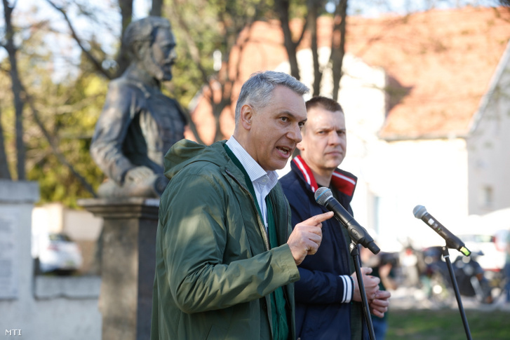Lázár János építési és közlekedési miniszter (b) és Menczer Tamás, a Fidesz-KDNP kommunikációs igazgatója, a térség fideszes országgyűlési képviselője közös utcafórumot tart Pátyon 2025. április 4-én