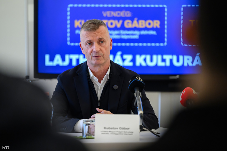Kubatov Gábor a Fidesz alelnöke beszél a Fidesz és a KDNP országjárása keretében tartott lakossági fórum előtti sajtótájékoztatón Bicskén 2025. április 11-én