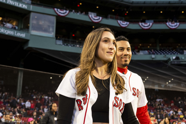 Karenna Groff bemutatkozik, mielőtt kidobja az ünnepélyes első dobást a Nők elismerése estéjén rendezett ünnepségen a Boston Red Sox és a Pittsburgh Pirates mérkőzése előtt a Boston Massachusetts állambeli Fenway Parkban 2023. április 3-án
