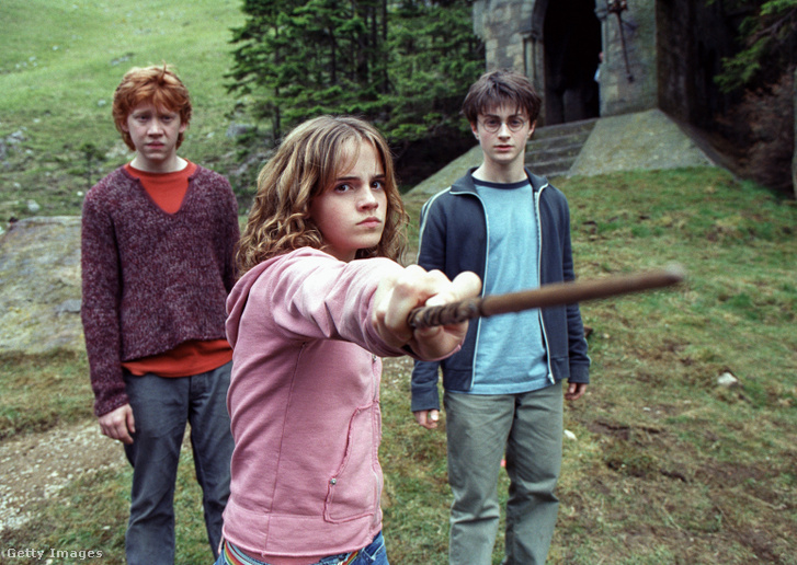 Rupert Grint, Emma Watson és Daniel Radcliffe a Harry Potter és az azkabani fogoly című film forgatásán 2003-ban