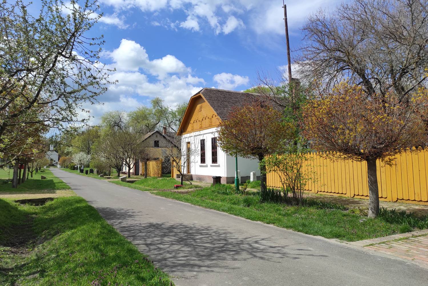 A szabadtéri néprajzi gyűjtemény egy teljes falun keresztül mutatja be a régi idők hétköznapjait.