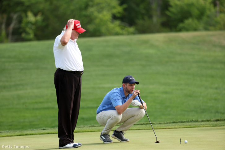 Donald Trump és fia, Eric az amerikai elnök bedminsteri golfpályáján.
