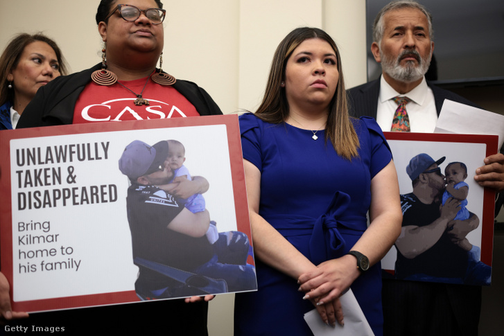 Kilmar Abrego Garcia felesége, Jennifer Vasquez Sura hallgatja a férje letartóztatásáról és kitoloncolásáról szóló sajtótájékoztatót 2025. április 9-én Washington D. C.-ben