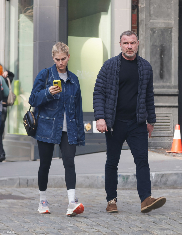 A Netflix sikersorozatának, A tökéletes párnak az egyik főszereplője, Liev Schreiber és 24 évvel fiatalabb felesége, Taylor Neisen szintén New Yorkban lépett utcára