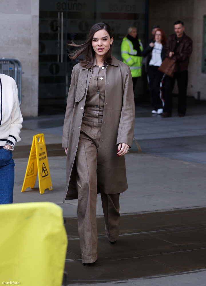Hailee Steinfels London utcáin bukkant fel, ahol ellátogatott a BBC Radio székházába