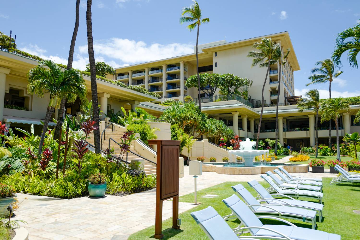 A Fehér Lótusz első évada a napsütötte Hawaiin játszódik, a Four Seasons Maui Waileában hasonló élményt élhetnek át a vendégek, leszámítva persze a drámai helyzeteket. Az 1500 hektárnyi területen üdülőhelyek és káprázatos strandok sorakoznak.
