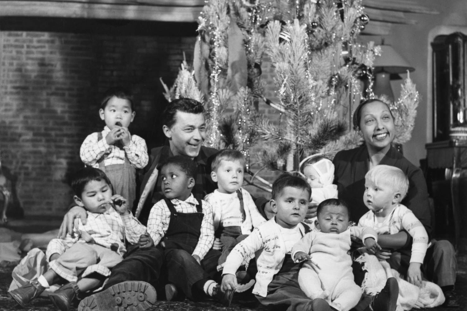 Josephine Baker nyolc gyermekével és férjével