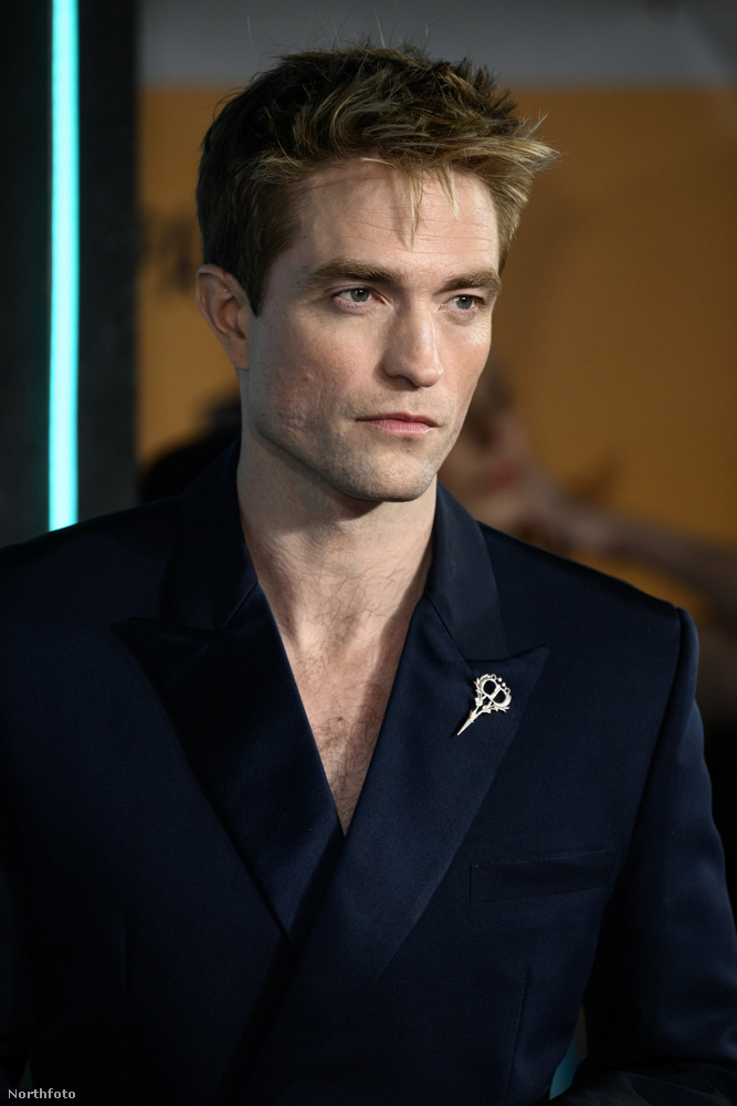 Robert Pattinson az Alkonyat filmsorozatnak köszönhetően rengeteg tinilány kedvence lett