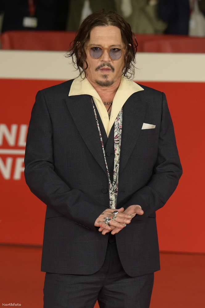 Johnny Depp szerint a nyilvánosság előtti élet olyan, mintha szökevényként tengetné a mindennapjait