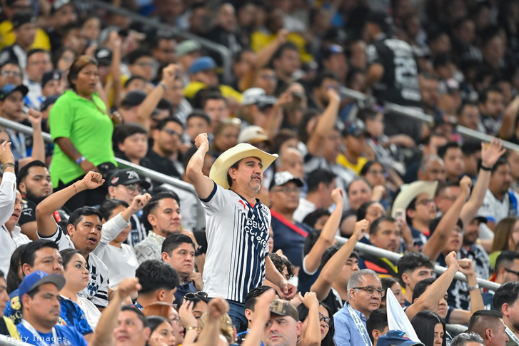 Szurkolók a Monterrey–America-mérkőzésen 2025. április 16-án Mexikóban