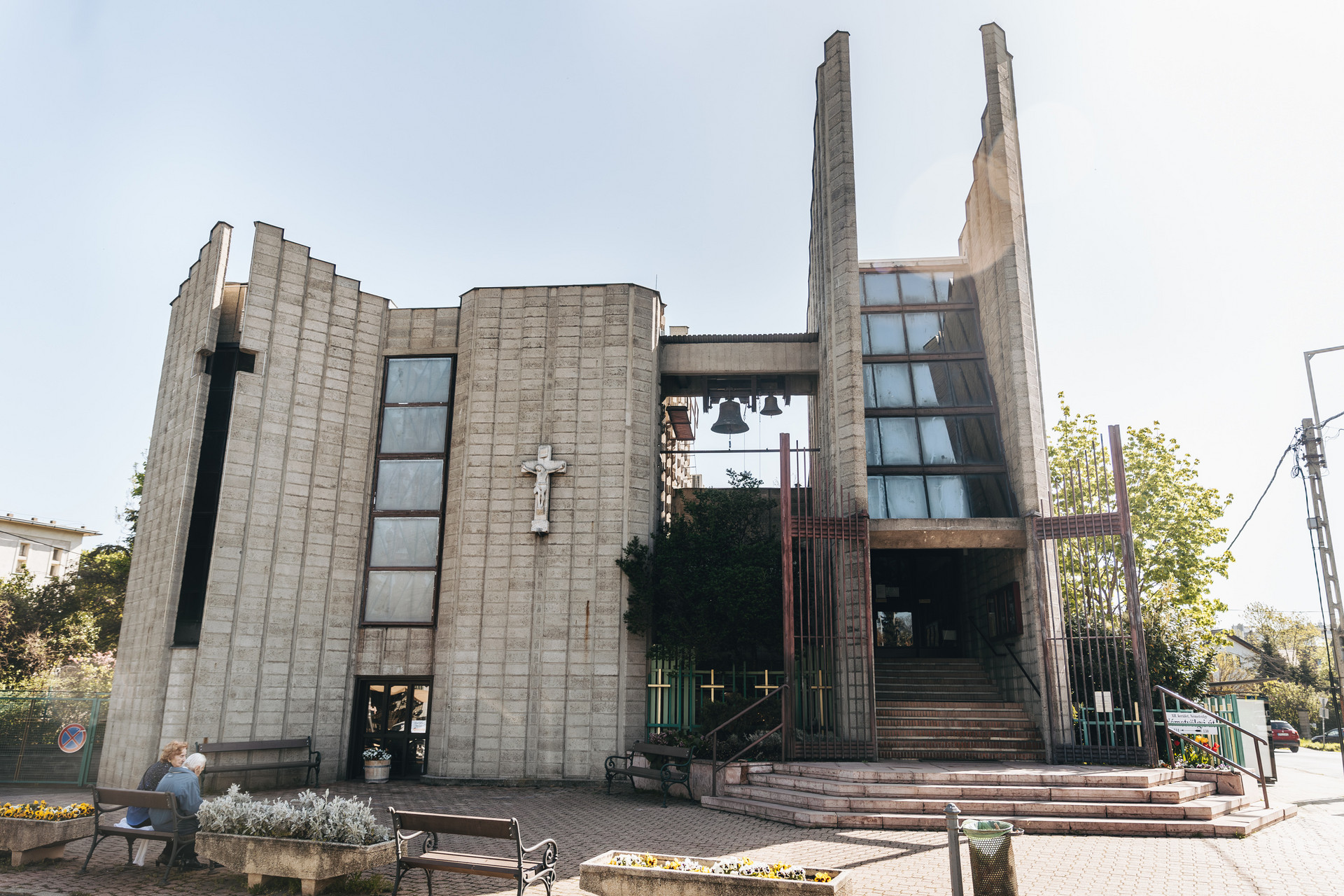 A terméskő feszület eredetileg nem volt rajta a templomon