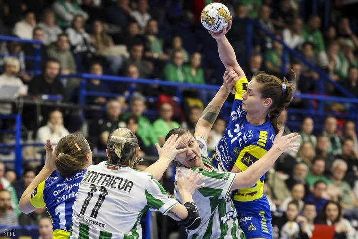 Dragana Cvijic (j2), a Ferencváros és Kjerstin Boge Solas (j), a Storhamar játékosa a női kézilabda Bajnokok Ligája A csoportjának 12. fordulójában játszott FTC-Rail Cargo Hungaria - Storhamar HE mérkőzésen az Érd Arénában 2025. február 8-án.