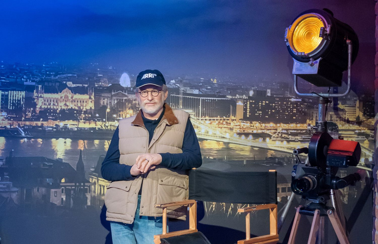 Steven Spielberg mása az E.T. egy jelenetképe előtt.
