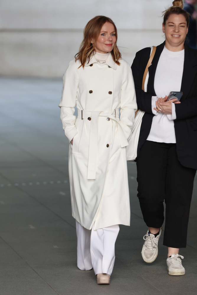 A Spice Girls egykori tagja, Geri Halliwell-Horner Londonban bukkant fel mosolyogva, ahol a BBC Radio vendége volt