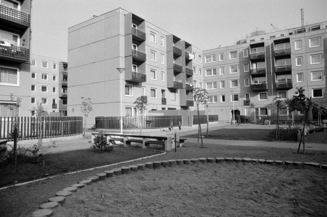 A Káposztásmegyeri lakótelep Óceánárok utca és az Intarzia utcai panelházak közötti játszótere 1986-ban