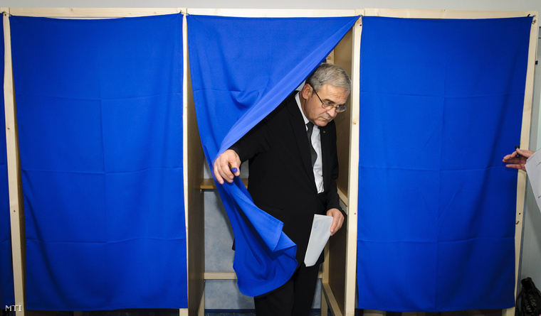 Tőkés László európai parlamenti képviselő az Erdélyi Magyar Nemzeti Tanács elnöke kilép a szavazófülkéből Nagyváradon 2012-ben