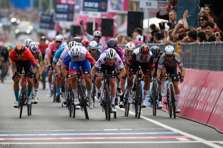 A győztes brit Mark Cavendish (k) célba ér a 105. Giro d'Italia országúti kerékpáros körverseny harmadik szakaszán Balatonfüreden 2022. május 8-án