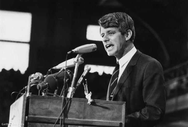 Robert F. Kennedy szenátor beszédet mond egy választási gyűlésen 1968-ban