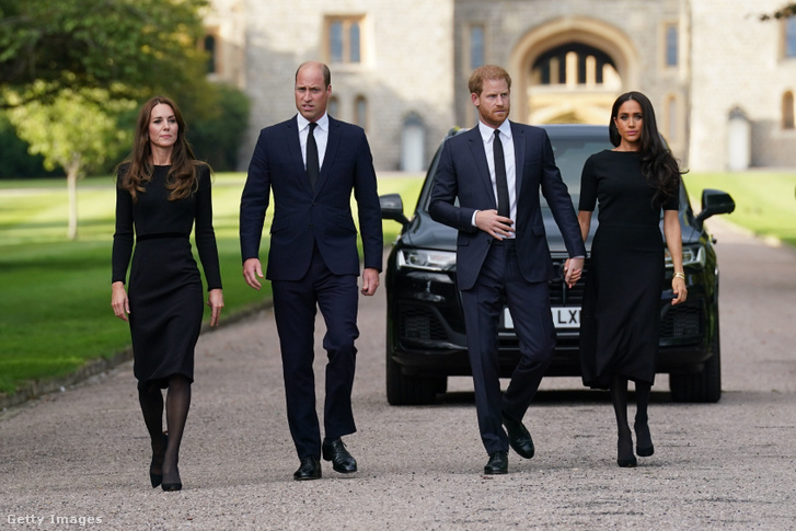 Katalin walesi hercegnő, Vilmos walesi herceg, Harry herceg, Sussex hercege és Meghan Sussex hercegnéje a hosszú sétán a windsori kastélyban 2022. szeptember 10-én