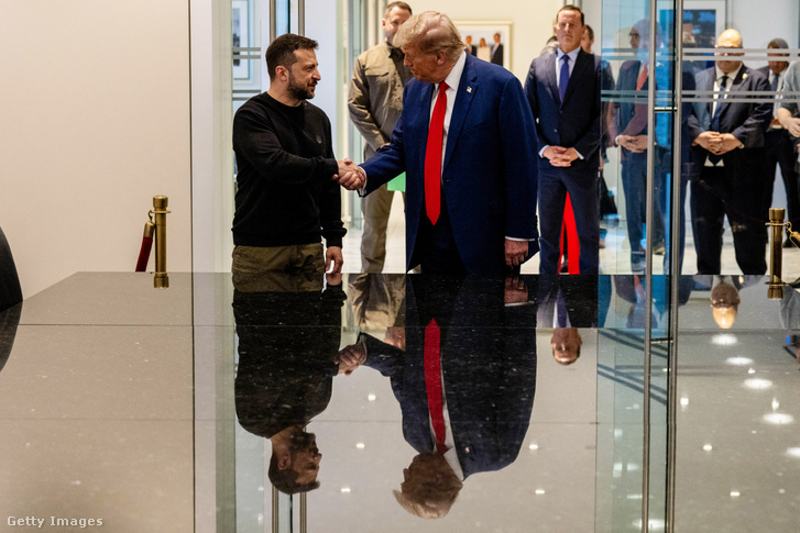 Volodimir Zelenszkij ukrán elnök és Donald Trump kezet ráz 2024. szeptember 27-én New Yorkban