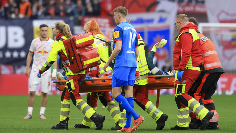 Hordágyon kellett levinni Gulácsi Pétert, kórházba szállították fejsérülése után a 34 éves kapust