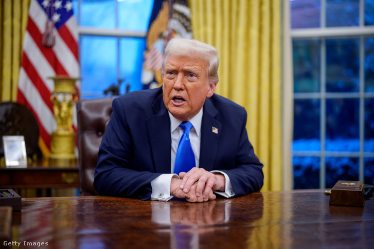 Donald Trump az Ovális Irodában a Fehér Házban 2025. február 11-én Washingtonban
