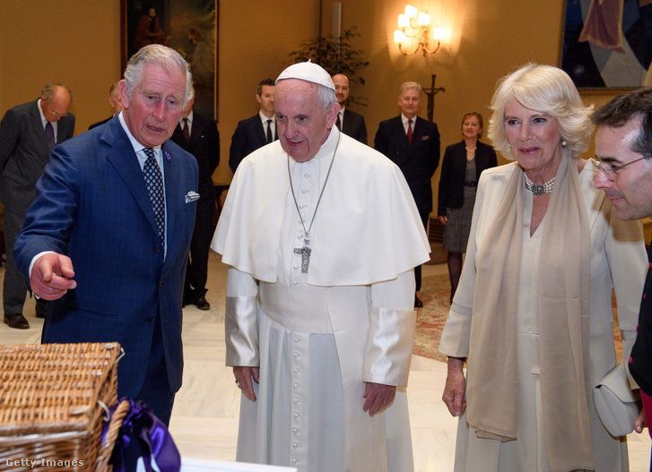 Ferenc pápa találkozik Károly walesi herceggel és Camilla cornwalli hercegnővel a királyi pár vatikáni látogatása során 2017. április 4-én