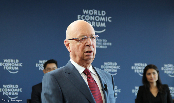 Klaus Schwab, a Világgazdasági Fórum (WEF) alapítója és ügyvezető elnöke sajtótájékoztatót tart a WEF székhelyén Genfben, Svájcban 2015. január 14-én