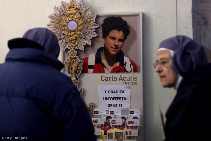 Apácák imádkoznak és leróják tiszteletüket Boldog Carlo Acutis sírjánál a Santa Maria Maggiore templomban és a Lemondás szentélyében 2025. március 18-án