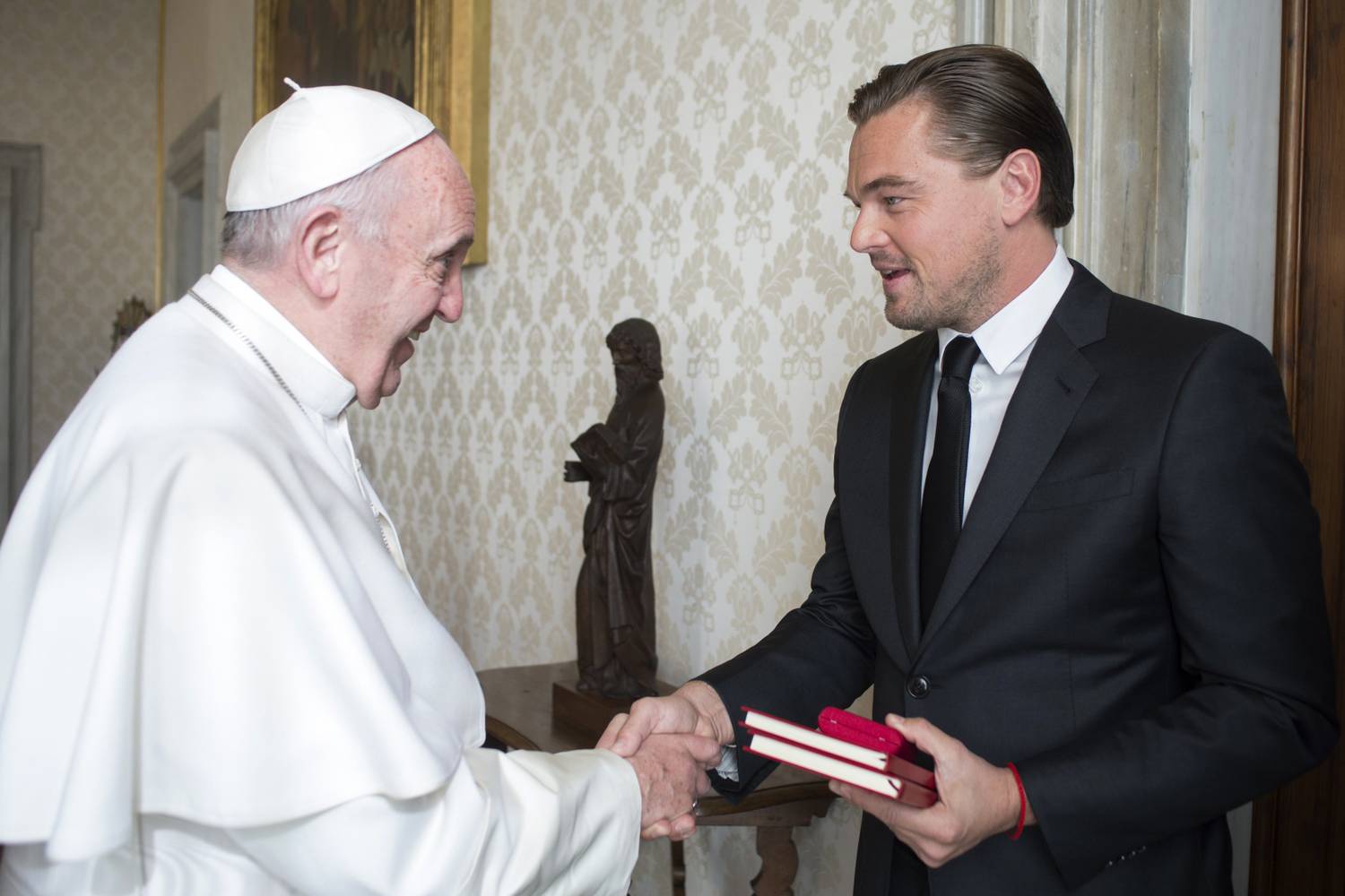 Íme DiCaprio és Ferenc pápa találkozásának pillanata.