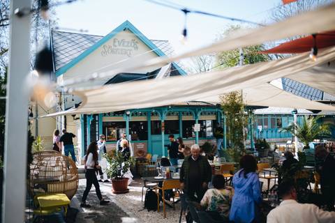 Catch early summer vibes at Római-part’s iconic Evezős beer garden