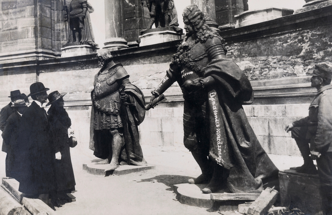 A millenniumi emlékműről leemelt királyszobrok 1919. április 9. körül